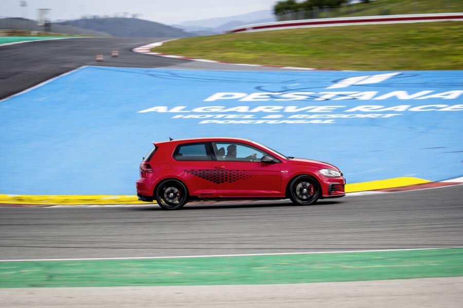  Volkswagen Golf GTI TCR 3-Door (Typ 5G) 2019 года  (WW) (фото 36 из 107)